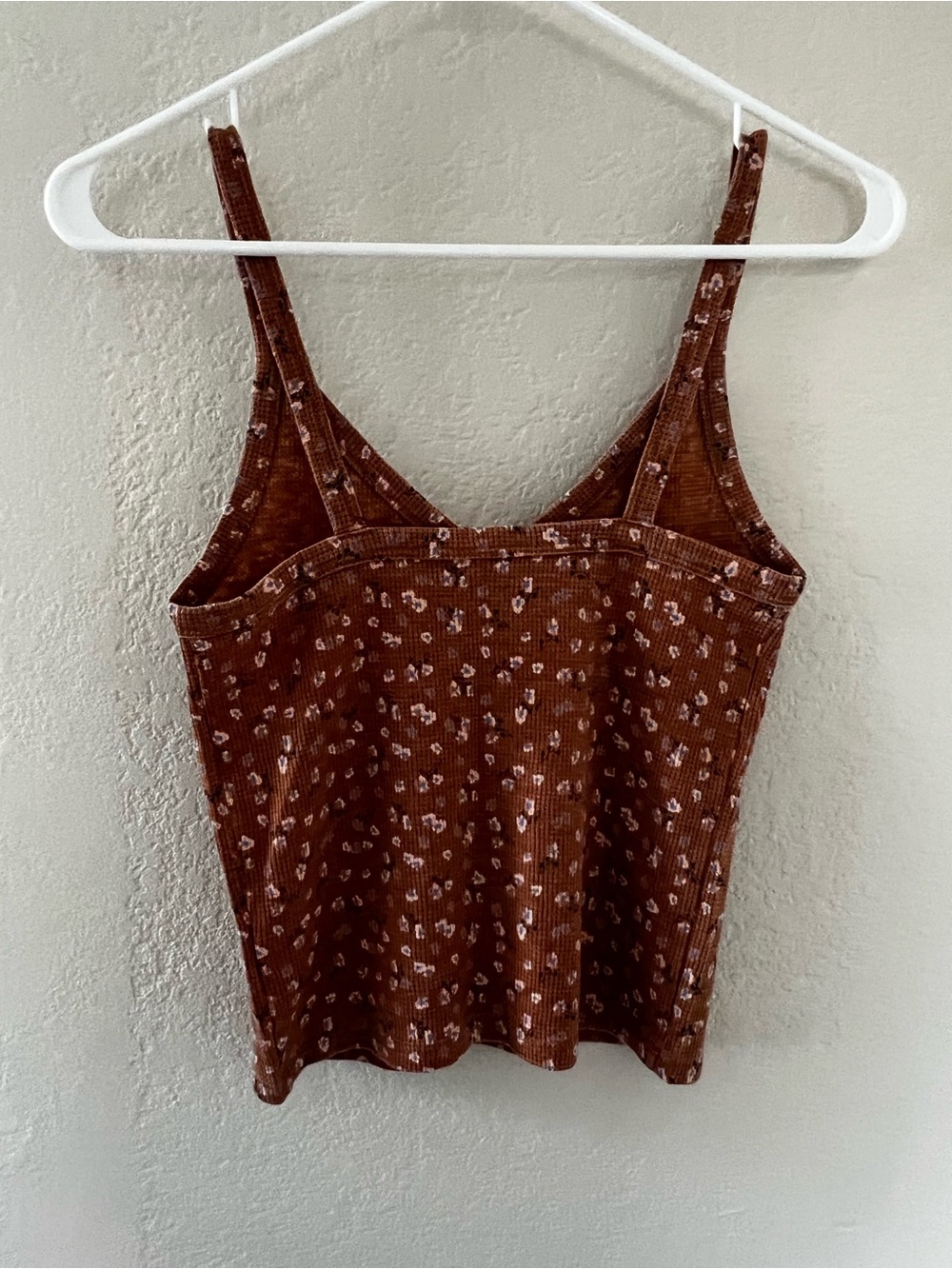 American Eagle Rust Floral Ribbed V-Neck Tank Top - Picture 2 of 3